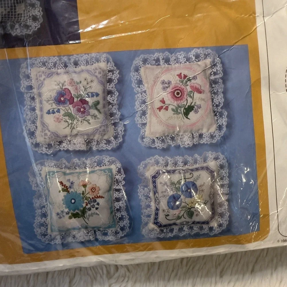 Vintage 1987 Creative Circle #1961 Small Wonders 4 Floral Sachets to Embroider